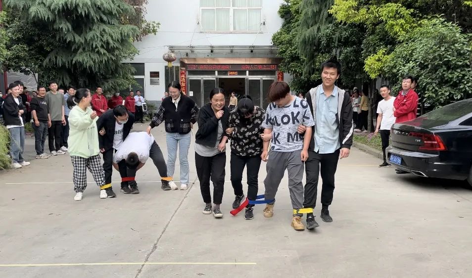 四人五足.jpg 四人五足.jpg